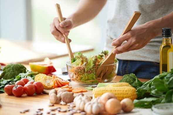 Cociñar ensalada de verduras para a prostatite