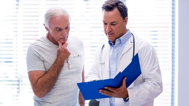 O médico prescribe o tratamento para a prostatite